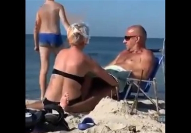 Видео: Најлудото видео ова лето, децата играат таа го задоволува мажот?!