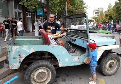 Џип од отпад е главна атракција на Изложба на олдтајмери во Кавадарци