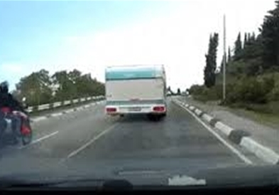 Моторџија поминува преку полна линија, веднаш го стигна казната (ВИДЕО)