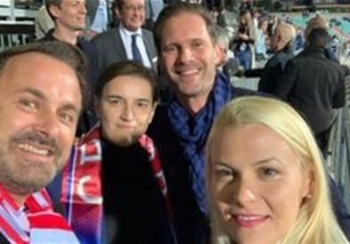 Премиерката на Србија со нејзината партнерка и премиерот на Луксембург со неговиот сопруг на фудбалски натпревар