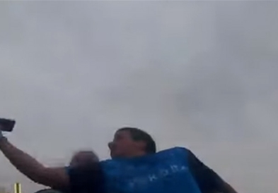 Видео: Се возеше на луда железница и телефонот слета во неговите раце