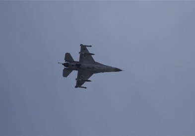 Фото: Се урна Ф-16, пилотот висел на далновод