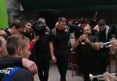 Видео: Македонските одбојкари пречекани со трубачи и песна!!