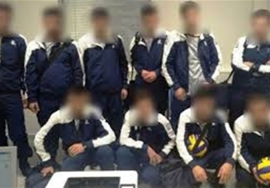 Бегалци преправени во одбојкарски тим се обиделе да излезат од Грција