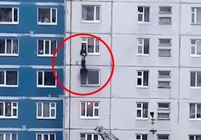 Херој спаси девојче од стан во пламен во Сибир (ВИДЕО)