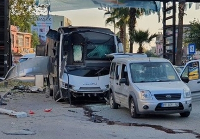 Бомбашки напад врз автобус на турската полиција, петмина повредени