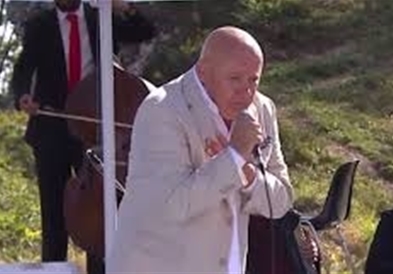 Пејач на народна музика се задуши , откако го касна пчела во ТВ емисија