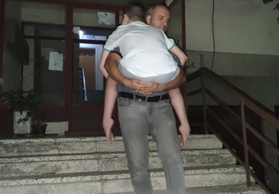 Секој ден го носи на раце 15-годишниот син со ретка болест по скали до втор кат за да стигне до физиотерапевт