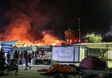 Видео: Драма на Лезбос, конфликти со полицијата, пожари- има и жртви