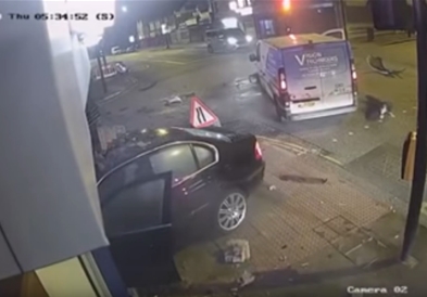 Вознемирувачко видео: Возач во Англија се заби во комби и си замина оставајќи ја жртвата да ползи