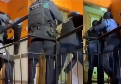 Светот им се смее на шпанските полицајци , кои не можат да отворат врата (ВИДЕО)