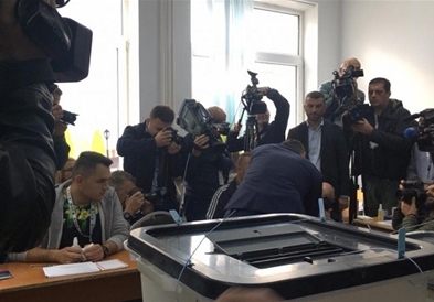 Маж почина од срцев удар на гласачко место во Пеќ 