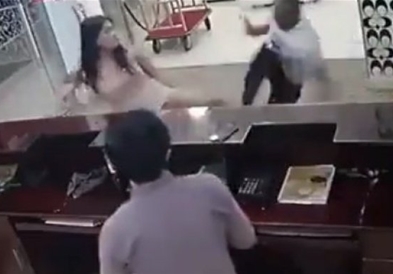 Видео: Удри девојка на рецепција, а потоа веднаш зажали