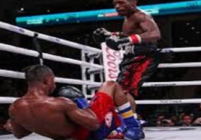 Американски боксер се бори за живот по тежок нокаут (ВИДЕО)
