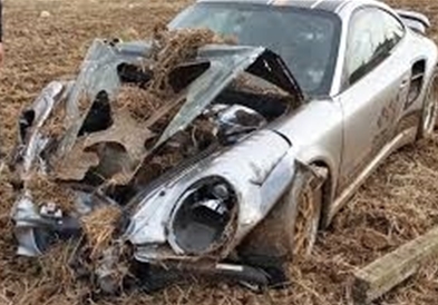 Се обидел да запре во место со брзина од 365км/час- го здробил Поршето (ВИДЕО)