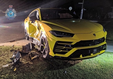 Фото: Тинејџер украл автомобил и се забил во скапоцено Ламборџини