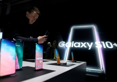 Решен проблемот со читачот за отпечатоци на Самсунг „S10“