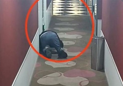 Ползел по хотелските ходници и ги слушал и снимал паровите додека водат љубов