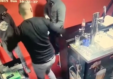 Видео: Вработен со „голи раце“ спречи вооружени криминалци во Србија