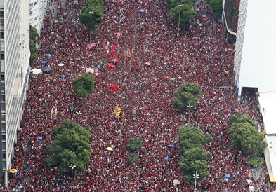 Стотици илјади фудбалски фанови во Рио ги дочекаа победниците на јужноамериканскиот Куп (ВИДЕО)