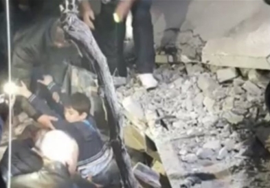 Видео: Драматични сцени во Албанија,спасувачите се обидуваат да извлечат дете од под рушевините