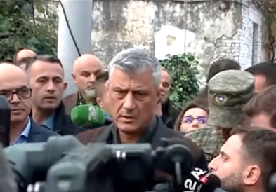 Сите бегаат во паника од земјотресот додека Тачи дава изјава во Драч (ВИДЕО)