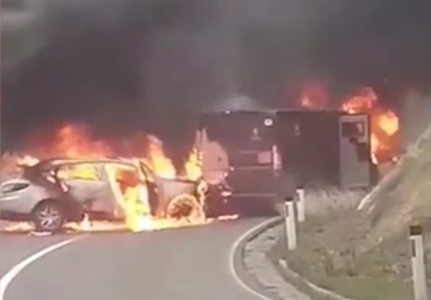 Филмски напад на Косово: Ограбено и запалено комбе полно со пари (ВИДЕО)