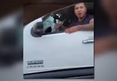 Американец намерно удира во автомобил : Жено , подај ми го пиштолот! (ВИДЕО)