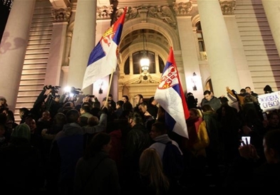 Видео: Инцидент пред српскиот парламент на годишнината од движењето „1 од 5 милиони“