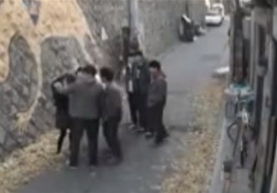 Видео: Бандити се прават силни пред девојка, но бргу зажалија поради тоа!!