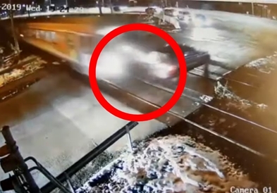 Зборувал на мобилен и во последен момент го избегна возот (ВИДЕО)