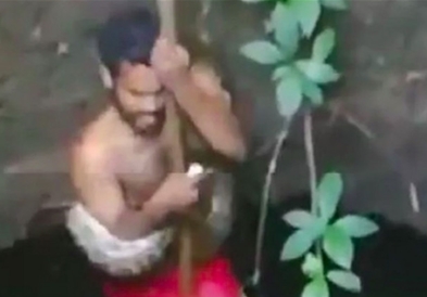 Видео: Маж си го ризикува животот за да спаси питон!!