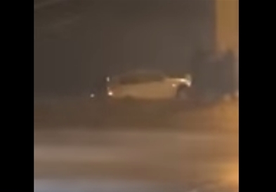 Видео: Силно невреме во Кефалонија, автомобил од траект паднал во море