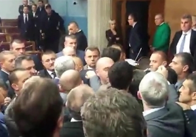 Тројца црногорски пратеници во притвор поради инцидентите во Собранието