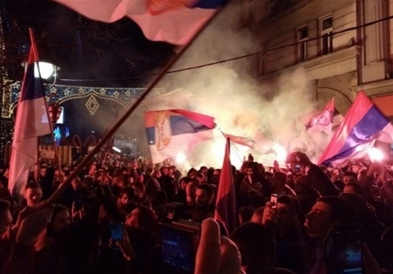 Масовен протест во Белград поради законот за верски слободи во Црна Гора (ВИДЕО)
