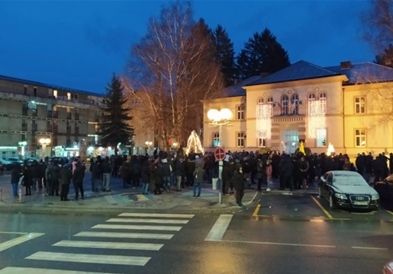 Тензично во Црна Гора- Ѓукановиќ го потпиша законот –протестите продолжуваат- митрополијата ги чува црквите