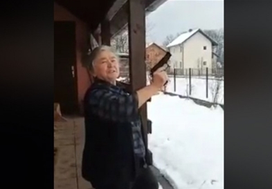 Видео: Баба го честита Божиќ со пукање во воздух