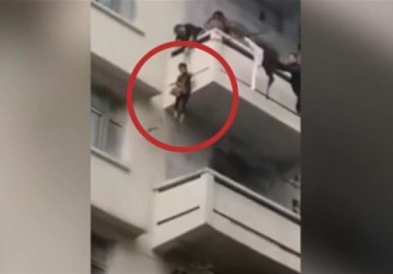 Видео: Дете врзано на јаже виси на балкон на 4 кат!!