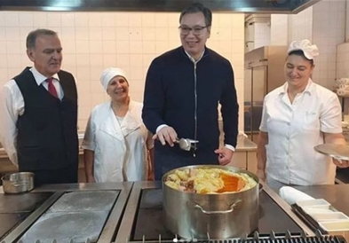 Фото: Вучиќ подготвува сарми