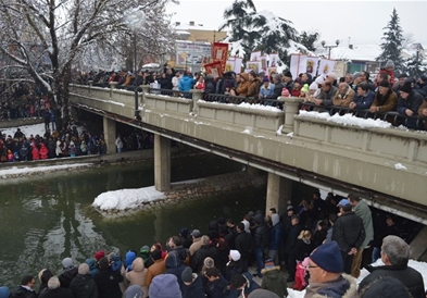 Осветениот крст на плоштадот во Кавадарци, донираните пари ќе одат во хуманитарни цели