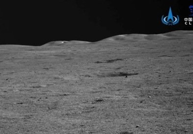 Кинеската сонда сними досега невидени снимки од темната страна на Месечината (ФОТО)