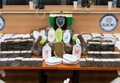 Во Атина запленет е над еден тон канабис скриен во пакувања урми