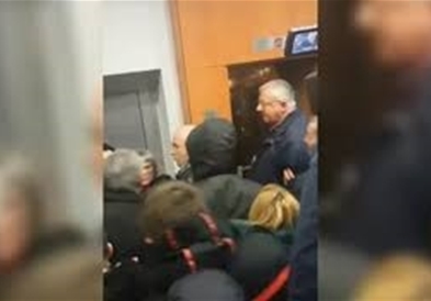 Радикалите ги нападнаа активистите на промоција на книга на Шешељ во Белград (ВИДЕО)