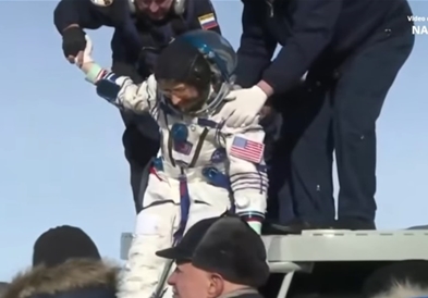 Видео: Американска астронаутка се врати по рекордни 328 дена во вселената