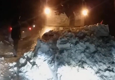 Прва жртва на ниските температури и снежното невреме во Србија , маж замрзнал во затрупан автомобил 