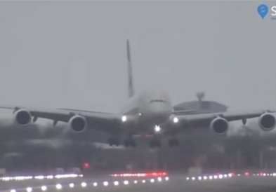 Видео: Пилот велемајстор ја надмудри бурата „Денис“