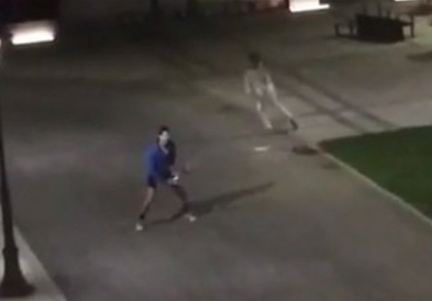 Видео: Ѓоковиќ ги воодушеви соседите, пред зграда играше тенис со децата!!