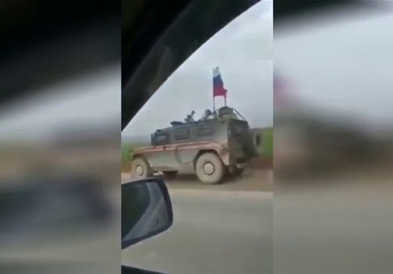 Одмерување на силите: Американско истурка руско воено возило од патот (ВИДЕО)