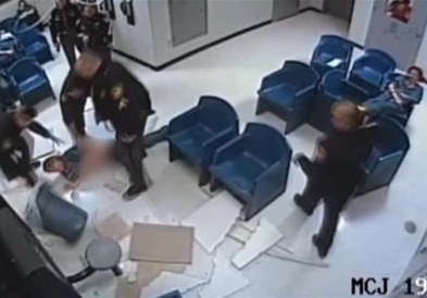 Американка се обиде, но не успеа да побегне од притвор (ВИДЕО)