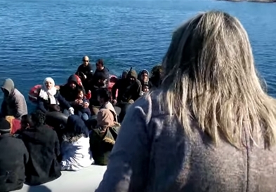 Видео: Жителите на Лезбос бркаа мигрантски чамец